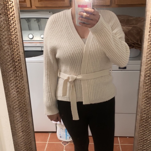 White tie up sweater - Picture 8 of 8